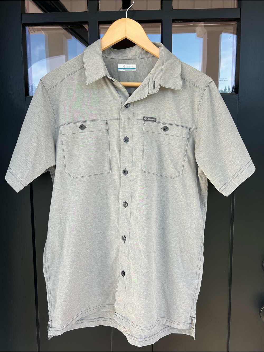 Columbia Men’s Short Sleeve Button-Up Shirt in Light Gray Omni wick